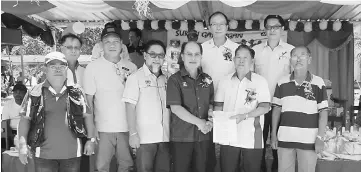  ??  ?? Gerawat (front, third right) presents the MRP cheque for RM35,000 to Kampung Kuala Tutoh headman Penghulu Herbert Lawai Epoi, witnessed by others. On the assemblyma­n’s right is Baram Education Department deputy officer Jalong @ Ugak Wan.