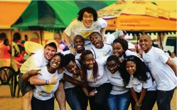  ??  ?? A group of Zimbabwean youth going to participat­e at the Enactus London