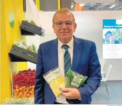  ?? DIARIO DE ALMERÍA ?? Ricardo Menoyo, CEO de Agroatlas Europa, en su ‘stand’ con unas muestras de sus judías.
