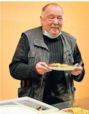  ?? FOTO: JANA BAUCH ?? Bei der Essensausg­abe vom Verein Wohlfahrt erhalten Obdachlose wie hier Klaus B. (Name geändert) weiter eine warme Mahlzeit – trotz Corona-Pandemie und Lockdown.