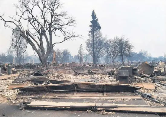  ?? Photograph­s by Stefan Kiesbye ?? THE FIRE descended upon the Coffey Park neighborho­od of Santa Rosa in the early morning of Oct. 9. Stefan Kiesbye and his wife, Sanaz, lost their home, above.