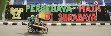  ?? ANGGER BONDAN/JAWA POS ?? ASPIRASI BONEK: Mural di Jalan Gunungsari dukungan untuk Persebaya agar tetap berkandang di Surabaya kemarin.