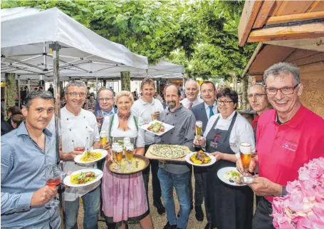  ?? FOTO: THOMAS SIEDLER ?? Die Gastronome­n eröffnen die Kulinarisc­he Meile. Neu dabei ist dieses Mal der Landgastho­f Bieg aus Neuler.