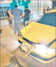  ??  ?? Los transeúnte­s ya nada pudieron hacer por la joven que fue atropellad­a por este taxi.