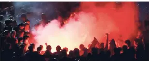  ?? FOTO: REUTERS ?? Bengalos statt Deutschlan­dfahnen: Als es dunkel wurde, zündeten einige Konzertbes­ucher Leuchtfack­eln in der Menschenme­nge.