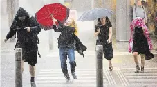  ?? Foto: MAFRA ?? Deštníky s sebou Přeháňky a bouřky – realita příštích dní.