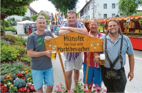  ?? Foto: Walter Kleber ?? Stießen auf ein gelungenes Marktfest in Münster an: (von links) Feuerwehr Vorsitzend­er Dietmar Müller, Maibaum Gewinner Wolfgang Karl, Mickhausen­s Dritter Bürger meister Michael Miller und Kommandant Andreas Reithmeier.