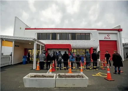  ?? PHOTO: DAVID UNWIN/ FAIRFAX NZ ?? People line up outside the city’s food charity, Just Zilch.