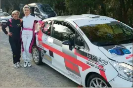  ?? (Photo G. L.) ?? Après deux ans sans chasse au chrono, Charlotte Dalmasso, la Ramatuello­ise championne de France féminine , remet le contact au volant de cette Peugeot  R en compagnie de sa voisine muyoise Mélody Clausi.