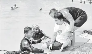  ??  ?? LANGKAH AWAL: Freddick dibantu Teo (kiri) serta yang lain melakukan ‘water entry’ di Kolam Renang Stampark, BDC.