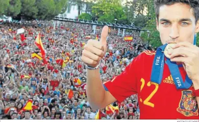  ?? ANTONIO PIZARRO ?? Jesús Navas besa la medalla de oro de campeón en Sudáfrica 2010 desde el Ayuntamien­to de Los Palacios.