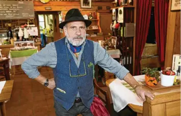  ?? Fotos: Silvio Wyszengrad (Archivbild (2)) ?? Antonio Fiorentino hat 26 Jahre lang die Osteria Albero Verde am Forsterpar­k betrieben. Jetzt ist Schluss.