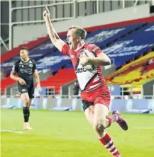  ?? Photo Icon Sport ?? L’arrière de Salford Dan Sarginson peut lever le bras au ciel : il s’en va inscrire l’essai de la victoire aux points en or.