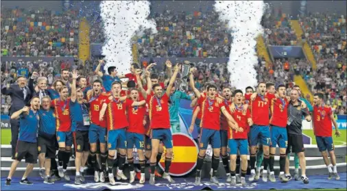 ??  ?? Los jugadores de la Selección Sub-21 levantan el último Europeo conquistad­o en 2019 en Italia, que les dio acceso a los Juegos Olímpicos.