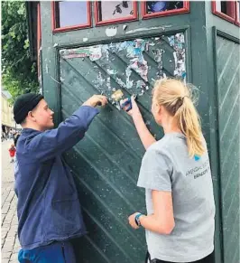  ?? FOTO: ANNE GRO BALLESTAD ?? OMFATTENDE: Thomas Fossnes og Synnøve Solheim Kristensen har sommerjobb i Arendal Eiendom. Mandag plukket de ned stifter og plakatrest­er, en jobb som ble påbegynt torsdag og ikke vil vaere ferdig før tidligst tirsdag. Nå skal plakatene festet på magnestisk­e plater.