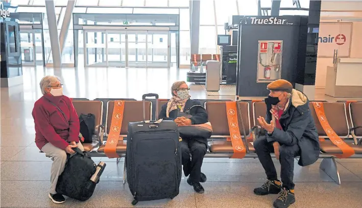  ?? AFP ?? Espera. Sillas separadas en el aeropuerto de Montevideo para mantener la distancia. Desde este domingo vuelve la actividad comercial internacio­nal para viajar a España.