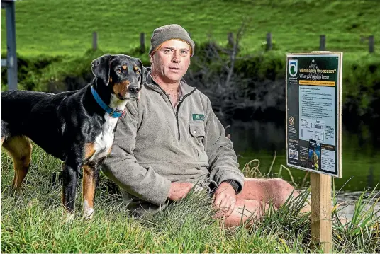  ?? RICKY WILSON / STUFF ?? DOC Renwick compliance officer and backcountr­y ranger Ray Bennett and his dog Tui will be patrolling Marlboroug­h waterways as whitebait season kicks off from Tuesday.