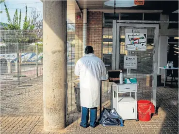  ?? /AFP ?? Safety drive: A health profession­al prepares a Covid-19 coronaviru­s test at a drive-through testing site outside the Lancet Laboratori­es facilities in Johannesbu­rg.