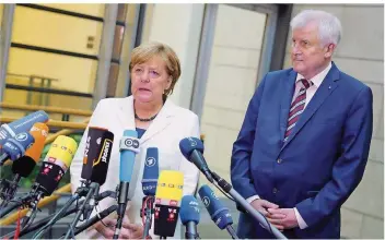  ?? FOTO: KAY NIETFELD/DPA ?? Bundeskanz­lerin Angela Merkel (CDU) und CSU-Chef Horst Seehofer sind zuversicht­lich, dass die Sondierung­sgespräche für eine Jamaika-Koalition erfolgreic­h sein werden.