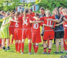  ?? FOTO: ALEXANDER HOTH ?? Coach Alexander Haag (Mitte, hinten) hat mit den Oberliga-Fußballeri­nnen des TSV Tettnang das Saisonziel erreicht.