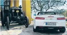  ??  ?? Treffen sich zwei Dinosaurie­r: ein mehr als hundert Jahre alter Traktor und der Chevrolet Camaro V8 Cabrio. Den besonderen Motorsound haben sie gemeinsam.