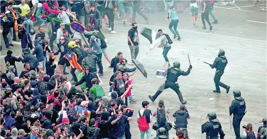  ?? EFE ?? En la imagen, una de las numerosas cargas que protagoniz­aron los Mossos durante las protestas por el fallo del 1–O