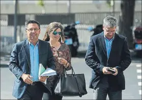  ?? FOTO: P. PUNTÍ ?? El presidente Bartomeu y los vicepresid­entes Monje y Mestre, ayer antes de la junta