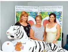  ?? FOTO: ANDREAS ENGEL ?? Carmen Hüther, Agathe Schmitt und Heidi Weihe vom Kinder-Hospizdien­stes Saar (von links) freuen sich auf den Benefizlau­f.