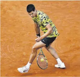  ?? Jordi Cotrina ?? Alcaraz devuelve un golpe entre las piernas ante Davidovich.