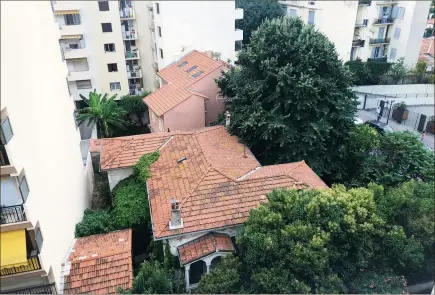  ??  ?? Sur ce terrain, propriété de la Ville, les villas seront détruites et le tilleul géant sera préservé... au coeur d’un nouveau jardin public. (Photo archives M. D.)