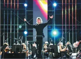  ??  ?? Conductor Dmitry Vasiliev with Siberian Symphony Orchestra at the 2017 Lianhua Hill Glades Music Festival.