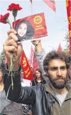  ?? FOTO: AFP ?? Tausende Türken protestier­ten am Sonntag gegen den Terror.