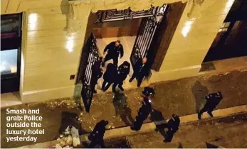  ??  ?? Smash and grab: Police outside the luxury hotel yesterday
