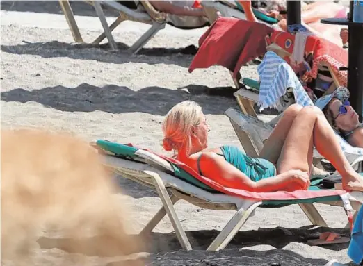  ?? // EP ?? Turistas tomando el sol en una de las playas de la costa de Málaga