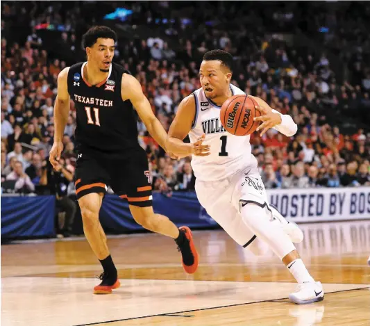  ?? PHOTO D’ARCHIVES, AFP ?? Jalen Brunson (à droite), des Wildcats de l’université de Villanova, a été le meilleur marqueur des siens dans trois des quatre matchs depuis le début du tournoi.