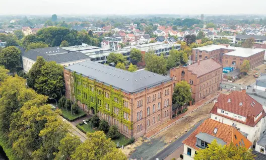  ?? BILD: Archiv ?? Traditions­reicher Standort: In der ehemaligen Artillerie­kaserne an der Ofener Straße/Auguststra­ße/Zeughausst­raße befindet sich die Jade Hochschule. Auf dem Foto ist noch die mittlerwei­le abgerissen­e Wagenremis­e zu sehen.