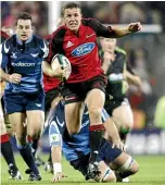  ?? STUFF ?? Highlander­s coach Aaron Mauger in action for the Crusaders in Christchur­ch in 2006.