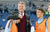  ??  ?? Sinisa Mihajlovic e suo figlio Dusan prima del match.