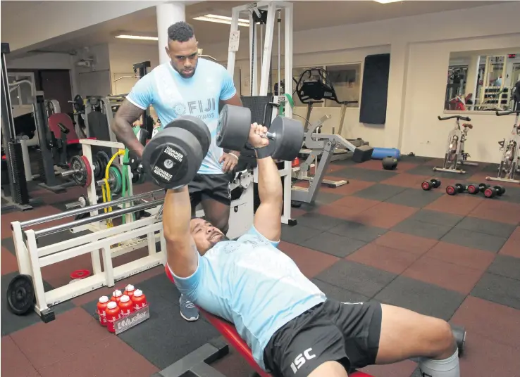  ?? Photo: Ian Muir. ?? Semi Kunatani (left) monitors fellow Fiji Airways Flying Fijians squad member Campese Ma’afu during gym session on November 2, 2017.