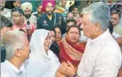  ?? SAMEER SEHGAL/HT ?? Punjab Congress president Sunil Jakhar consoling the councillor’s family members in Amritsar on Monday.