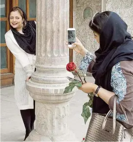  ??  ?? Irans Frauen wollen endlich Kopftuchfr­eiheit