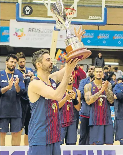  ?? FOTO: FCBQ ?? El capitán Juan Carlos Navarro levantando el trofeo. Es el segundo título del Barça esta temporada tras la Copa de Gran Canaria