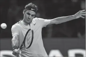  ??  ?? RoGEr FEdErEr hEEFt ZIch dondErdaG EEnVoUdIG GEplaatst Voor dE kWartfinal­Es Van ZIJn ‘thUIstoern­ooi’ in Basel. (Foto: Nusport)