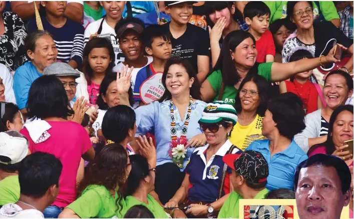  ?? MACKY LIM ?? PHOTO OPS. Vice President Leni Robredo sits with the audience for photos after her speech during yesterday's Kalivungan Festival 2017 Street Dancing Competitio­n at the Cotabato Provincial Sports complex in Kidapawan City, North Cotabato.