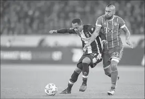  ??  ?? Arturo Vidal (r) van Bayern München probeert de bal te bemachtige­n. (Foto: Goal)