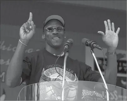  ?? CHICAGO TRIBUNE ?? Michael Jordan holds up six fingers for each Bulls championsh­ip as he addresses the crowd at Grant Park on June 16, 1998.