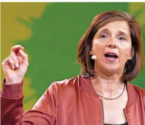  ?? FOTO: STACHE/DPA ?? Jetzt hilft nur noch Hoffnung: Grünen-Spitzenkan­didatin Katrin Göring-Eckardt spricht ihren Parteifreu­nden auf den letzten Metern vor allem Mut zu.
