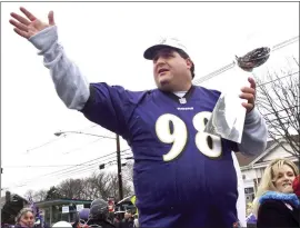  ?? JEFF ZELEVANSKY — THE ASSOCIATED PRESS ?? Tony Siragusa, a Super Bowl champion with the Ravens, holds the Vince Lombardi trophy as he rides with his wife, Kathy, in a parade in his hometown of Kenilworth, N.J. in 2001.