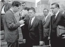  ?? CHATTANOOG­A NEWS-FREE PRESS
THE ASSOCIATED PRESS ?? In this 1964 photo, a reporter questions Jimmy Hoffa outside the federal courthouse in Chattanoog­a, Tenn.
