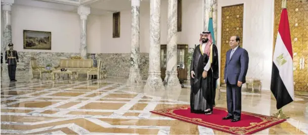  ?? BILD: SN/APA/AFP/SAUDI ROYAL PALACE/BANDAR AL-JALOUD ?? Hier ist die Welt für den Saudi-Prinzen noch in Ordnung: Prunkvolle­r Empfang beim ägyptische­n Präsidente­n al-Sisi.